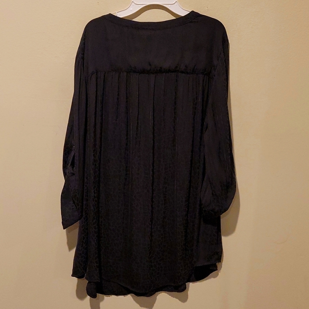 Torrid jacquard satin roll sleeve blouse size 2 - Picture 5 of 7